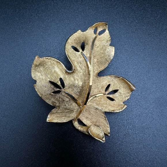 Vintage signed BSK gold tone hollow-carved design pin brooch - Picture 3 of 5